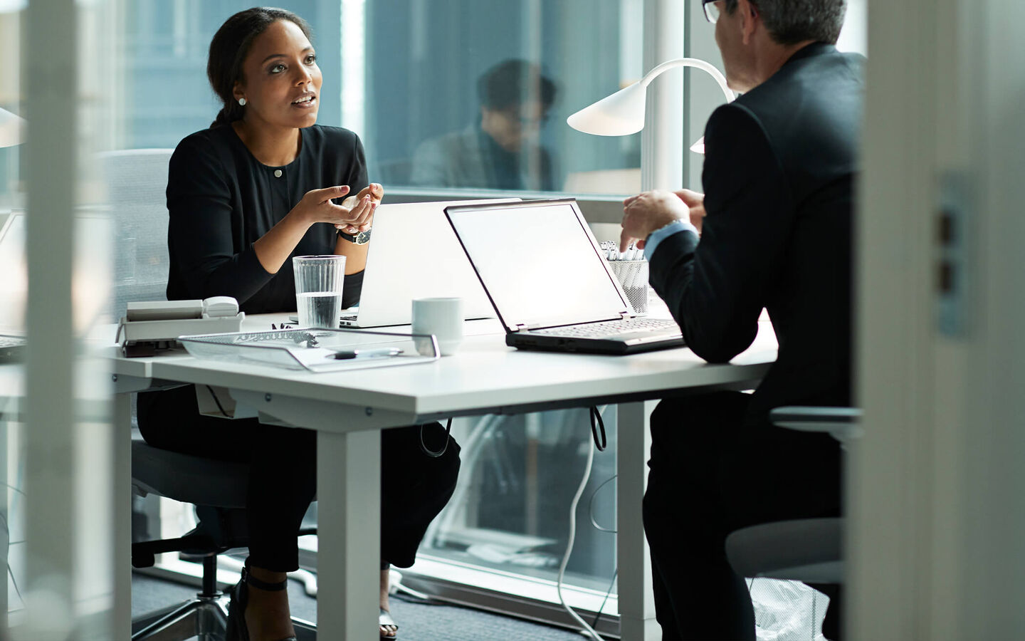 femme homme bureau ordinateur entreprise