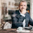 homme costume café bureau ordinateur