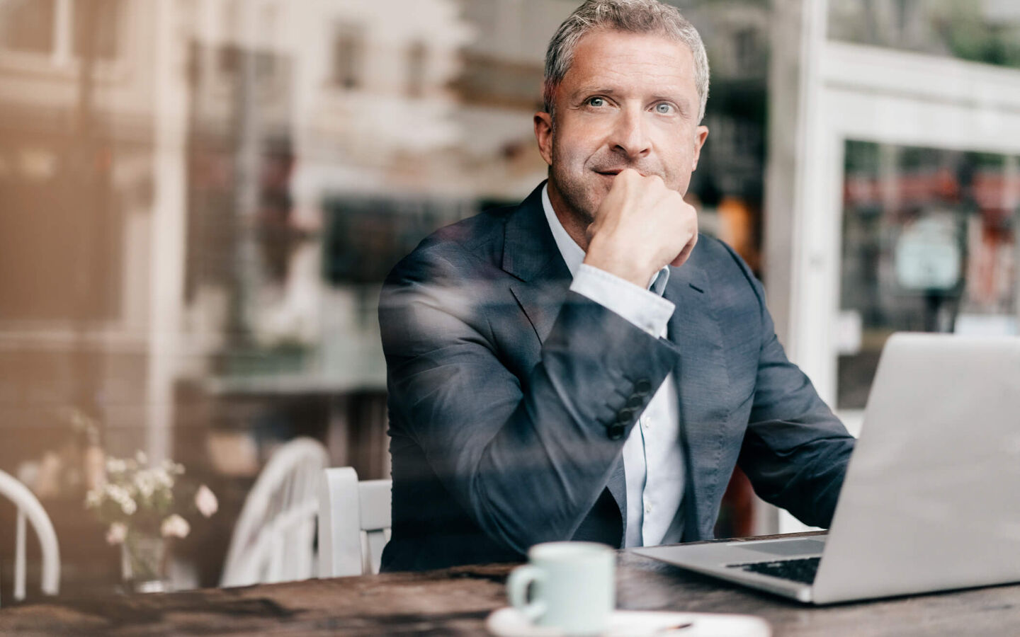 homme costume café bureau ordinateur