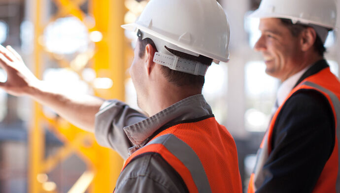 hommes construction bâtiment chantier