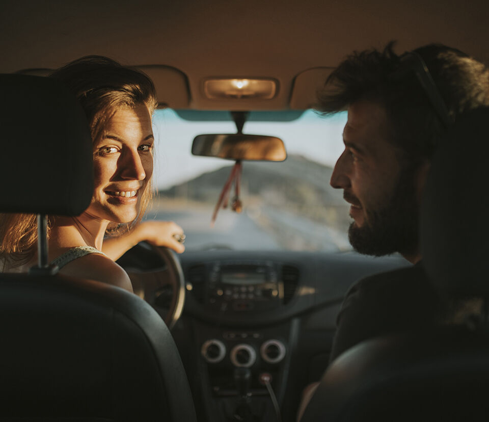 femme homme volant voiture