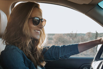 femme volant automobile