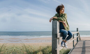 femme mer plage escalier