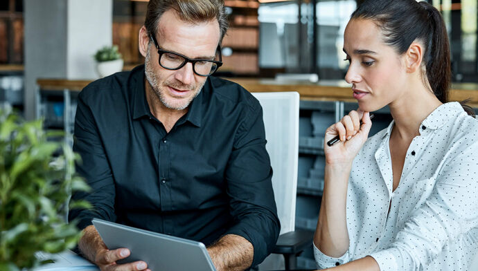femme homme bureau ordinateur