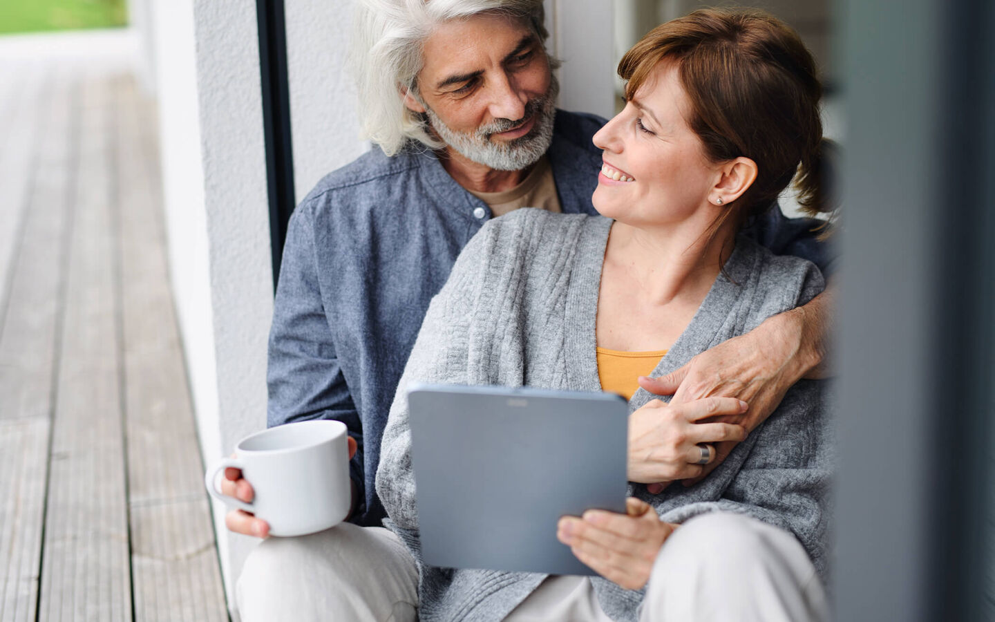 homme femme couple tablette