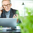 homme téléphone bureau ordinateur plante