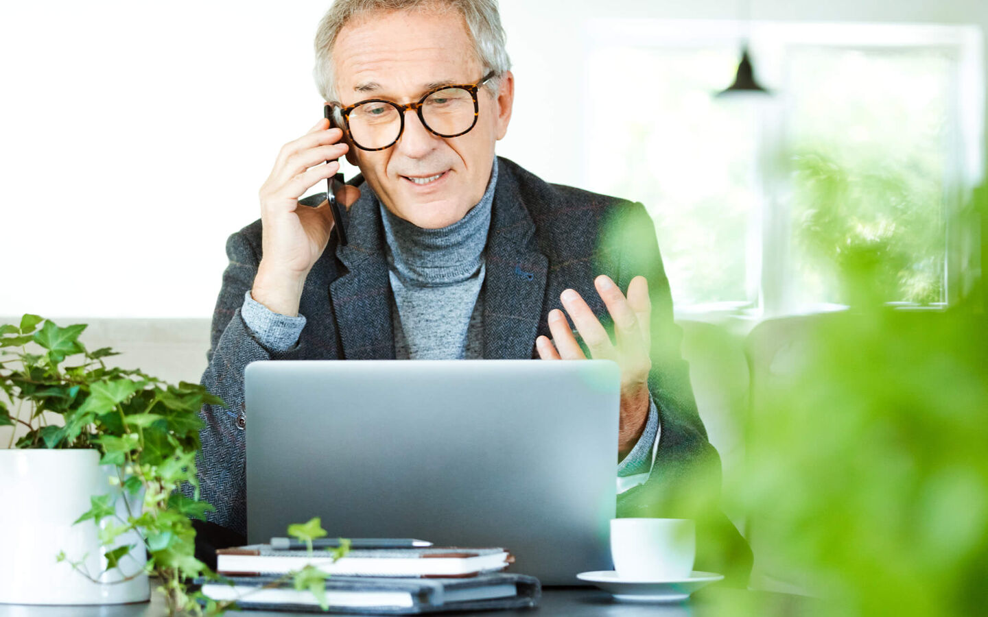 homme téléphone bureau ordinateur plante