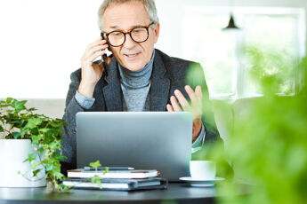 homme téléphone bureau ordinateur plante