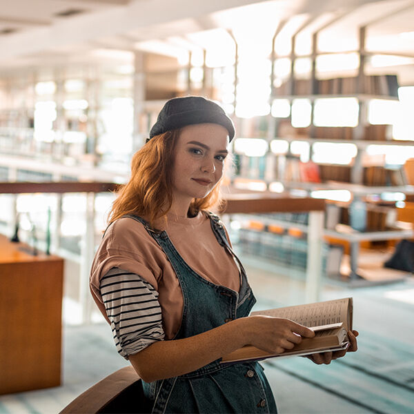 jeune femme étudiante livre