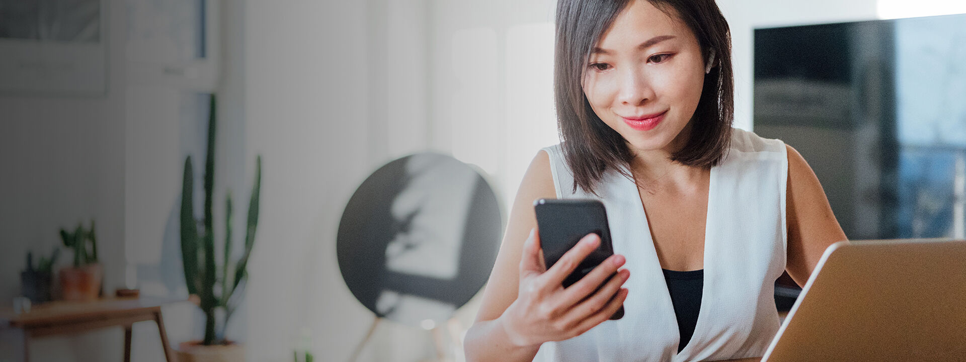 jeune femme t&eacute;l&eacute;phone
