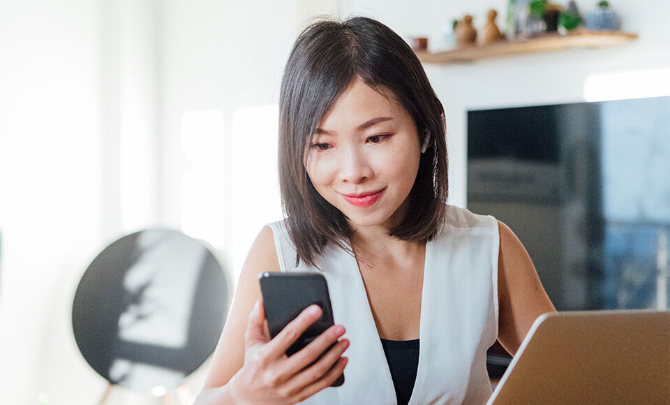 jeune femme t&eacute;l&eacute;phone