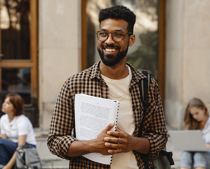 jeune homme étudiants cahier sac