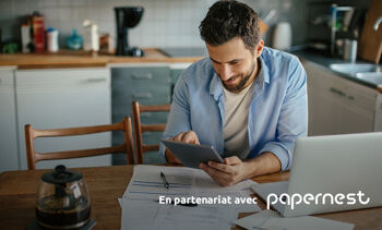 homme cuisine table ordinateur
