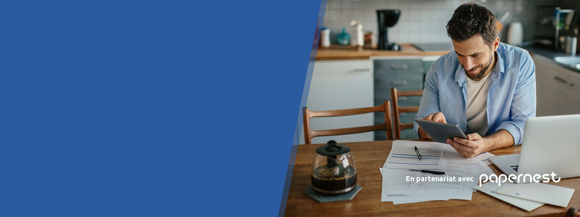 homme cuisine table ordinateur