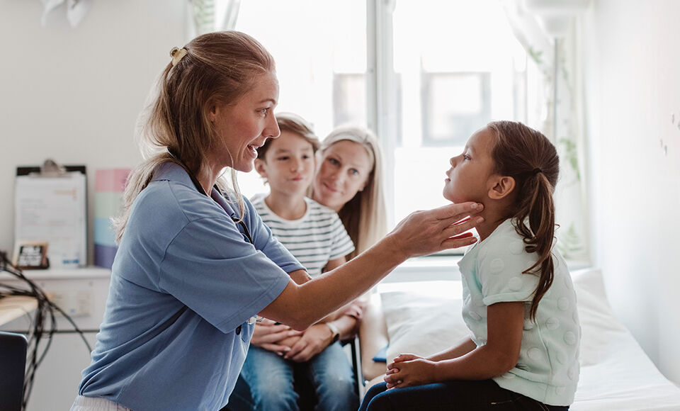 femme m&eacute;decin enfants consultation