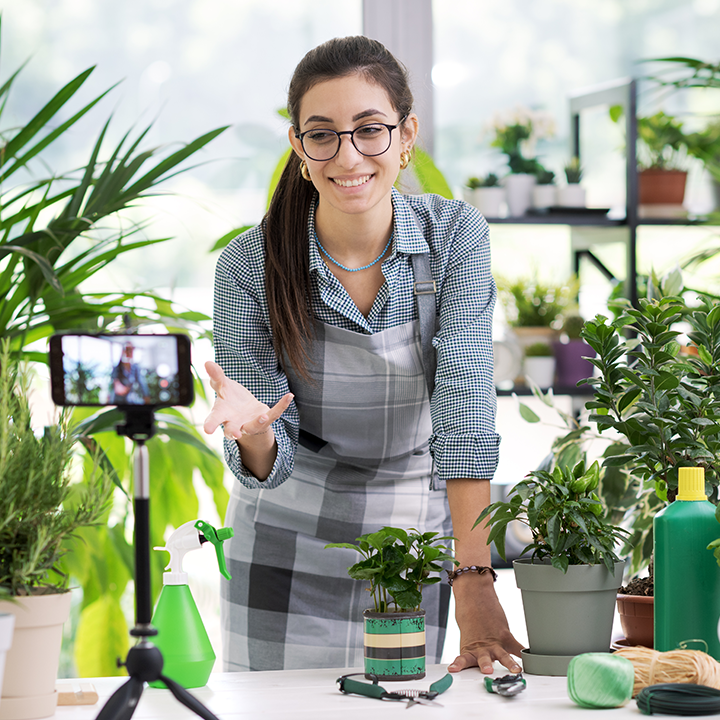 femme établi smartphone plantes