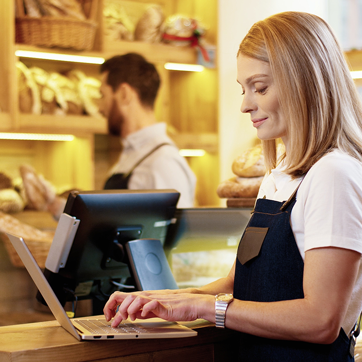 femme ordinateur caisse boulangerie