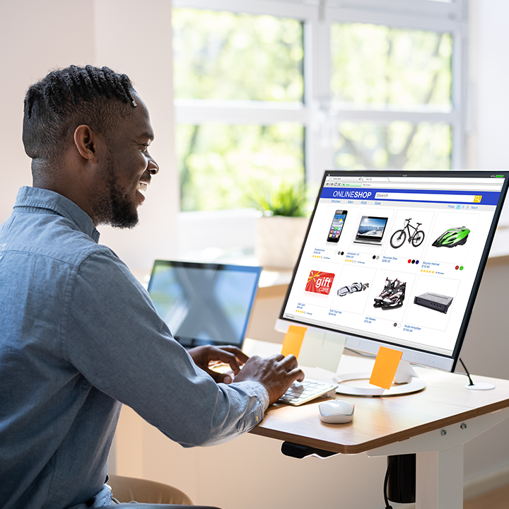 homme bureau ordinateur souris