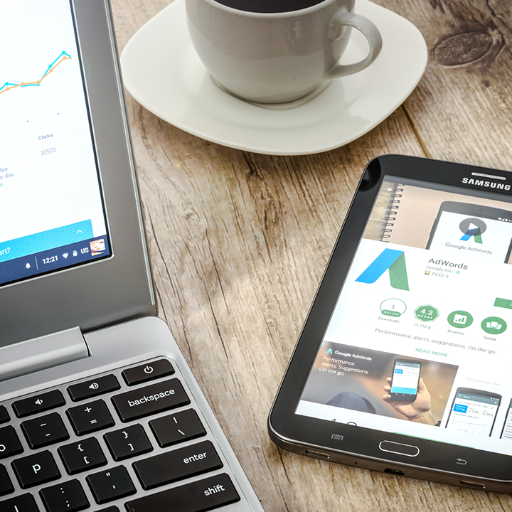 table ordinateur smartphone tasse