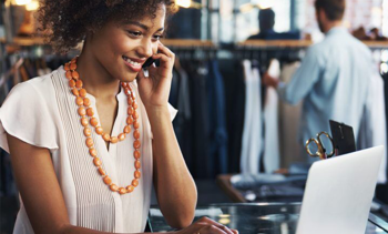 femme ordinateur collier magasin vêtements