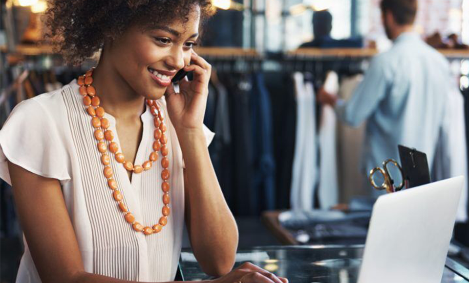 femme ordinateur collier magasin vêtements