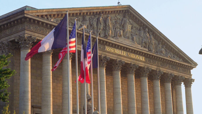 assemblée national bâtiment drapeaux