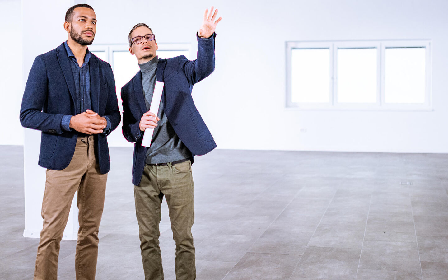 hmmes costume bâtiment vide