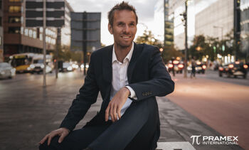 homme costume rue ville