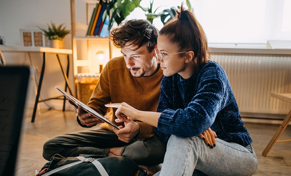 homme femme couple tablette salon