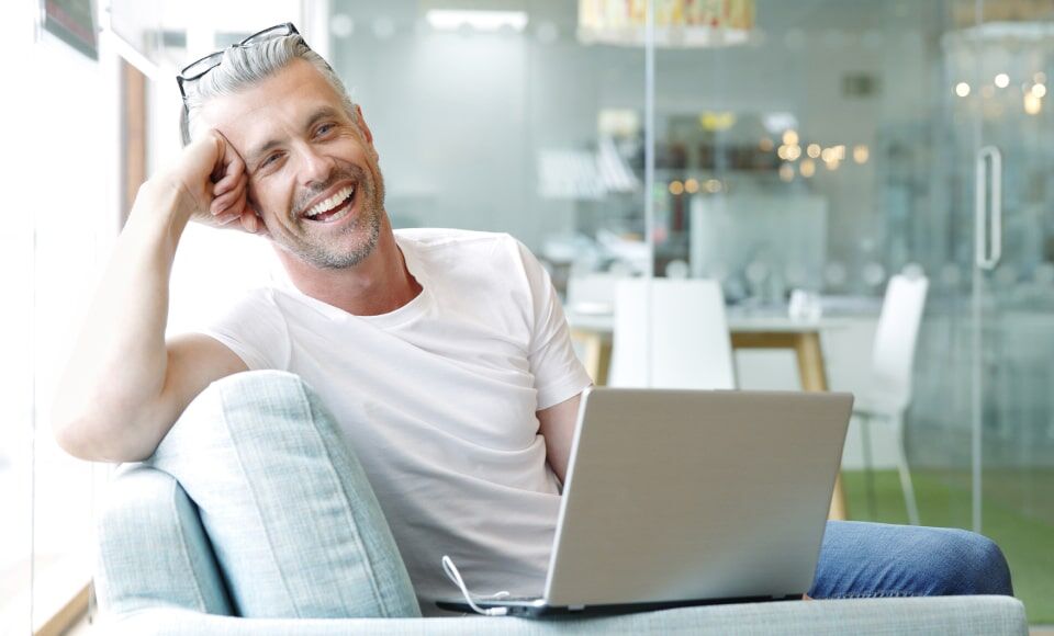homme canapé ordinateur bureau