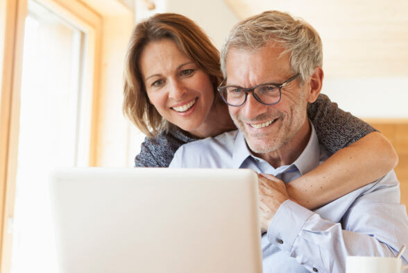 homme femme ordinateur