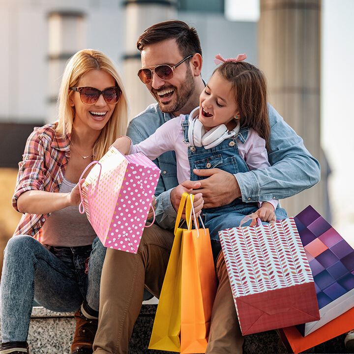 Famille faisant des achats