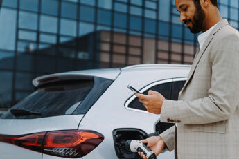 professionnel avec voiture électrique