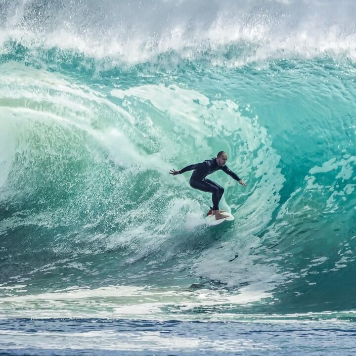 Un homme qui fait du surf &agrave; la mer.