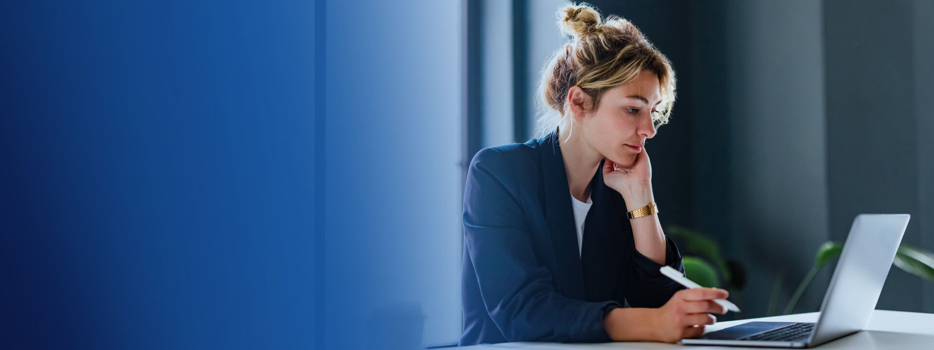 Femme étant entrain de travailler