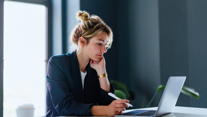 Femme étant entrain de travailler