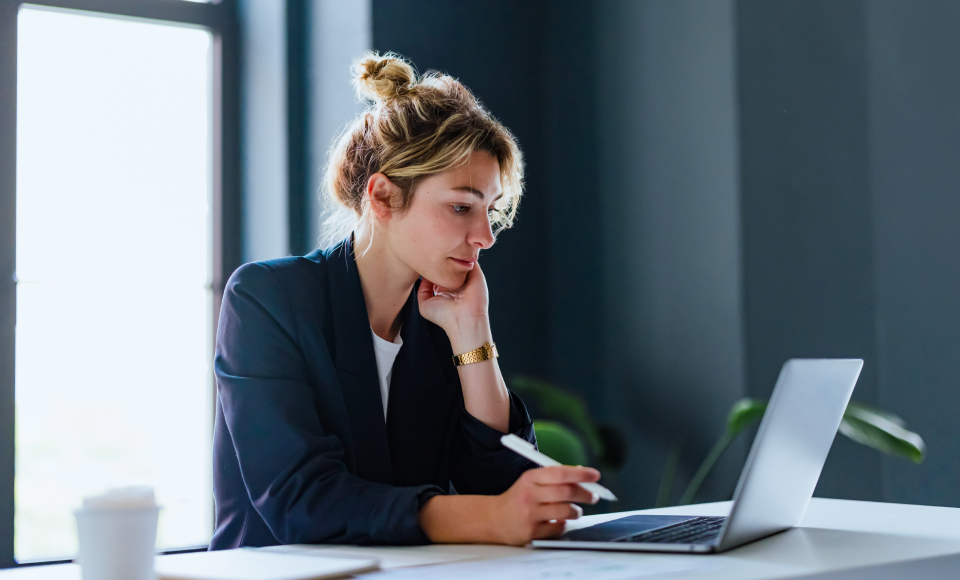 Femme étant entrain de travailler